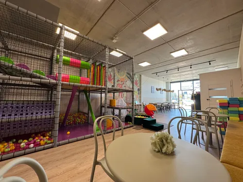 Małpa sala zabaw i kawiarnia